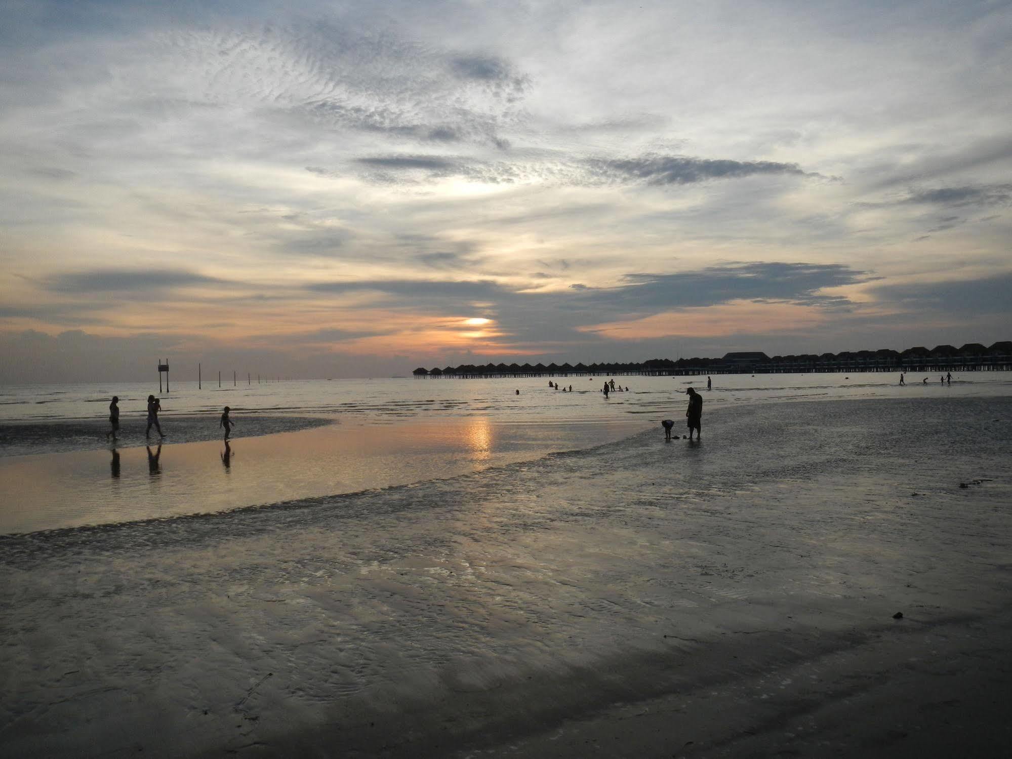 セリ バユ リゾート ホテル Sungai Pelek エクステリア 写真